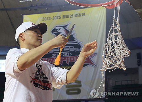 그물 자르는 조상현 감독(서울=연합뉴스) 최재구 기자 = 17일 서울 잠실학생체육관에서 열린 2024∼2025시즌 프로농구 서울 SK 나이츠와 창원 LG 세이커스의 챔피언결정전 7차전 경기에서 승리한 LG 세이커스의 조상현 감독이 골대 그물을 자르는 세리머니를 하고 있다. 2025.5.17 jjaeck9@yna.co.kr