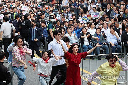 5·18 전야제에서 펼쳐지는 공연(광주=연합뉴스) 조남수 기자 = 17일 오후 광주 동구 금남로에서 열린 제45주년 5·18민주화운동 전야제에서 배우들이 공연하고 있다. 2025.5.17 iso64@yna.co.kr