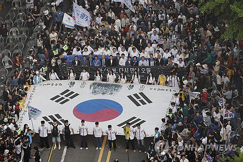 5·18 전야제가 펼쳐진 금남로(광주=연합뉴스) 조남수 기자 = 17일 오후 광주 동구 금남로에서 제45주년 5·18민주화운동 전야제가 열리고 있다. 2025.5.17 [공동취재] iso64@yna.co.kr
