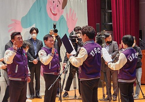 2023년 3월 열린 제1기 울산시 시니어초등학교 입학식에서 입학생을 대표해 선서하는 서재우씨(뒷모습 왼쪽) [울산시 시니어초등학교 제공. 재판매 및 DB 금지]