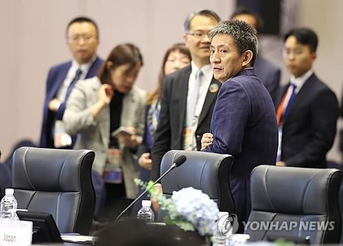 통상장관회의 참석한 리청강    (서귀포=연합뉴스) 박지호 기자 = 15일 오후 서귀포시 제주국제컨벤션센터에서 열린 APEC 2025 통상장관회의 개회식 직전 리청강 중국 상무부 국제무역담판대표 겸 부부장이 입장하고 있다. 2025.5.15     jihopark@yna.co.kr (끝)