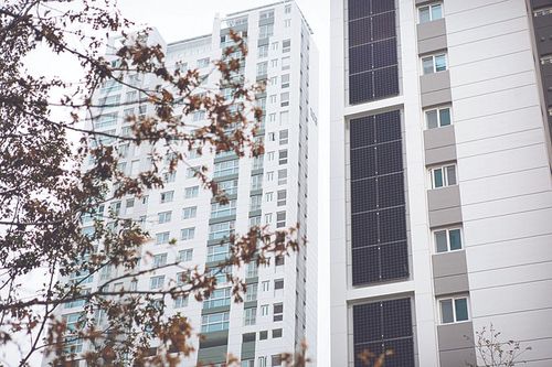 힐스테이트 레이크 송도 아파트 외벽에 설치된 태양광 모듈[현대건설 홈페이지. 재판매 및 DB 금지]