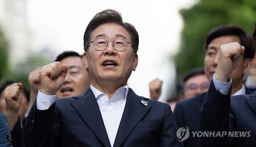 임을 위한 행진곡 제창하는 이재명 후보(광주=연합뉴스) 황광모 기자 = 더불어민주당 이재명 대선후보가 17일 광주광역시 동구 금남로에서 열린 5·18 광주민주화운동 45주기 전야제에 참석해 임을 위한 행진곡을 제창하고 있다. 2025.5.17 [공동취재] hkmpooh@yna.co.kr
