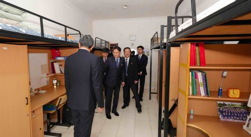 평양과학기술대학 기숙사 둘러보는 왕야쥔 주북 중국대사(맨앞)[주북 중국대사관 제공. 재판매 및 DB 금지]