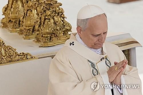 '어부의 반지'로 느낀 교황의 무게(바티칸 AP=연합뉴스) 교황권을 상징하는 '어부의 반지'를 손가락에 낀 뒤 지그시 바라보며 감정에 휩싸이는 레오 14세 교황. 2025.05.18.