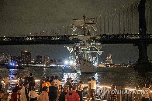 17일(현지시간) 미국 뉴욕 브루클린브리지와 부딪힌 멕시코 해군 훈련함[AFP 연합뉴스]