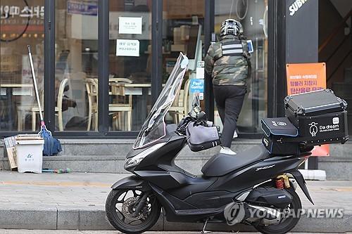 배달앱 이용자 9% 늘어 3천753만명…쿠팡이츠 1천만 육박(서울=연합뉴스) 류효림 기자 = 7일 서울 시내 한 음식점에서 라이더가 배달 음식을 수령하고 있다. 외식 경기 악화 속에서도 무료배달 마케팅 속에 음식 배달 시장 성장세는 이어진 것으로 나타났다. 지난 6일 아이지에이웍스의 모바일인덱스에 따르면 지난달 기준 배달의민족과 쿠팡이츠, 요기요 3사 합계 월간활성이용자(MAU)는 3천753만명으로 1년 전보다 9% 증가했다. 2025.1.7 ryousanta@yna.co.kr