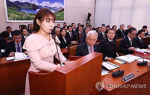 제안 설명하는 김예지 의원(서울=연합뉴스) 김주형 기자 = 국민의힘 김예지 의원이 26일 국회에서 열린 외교통일위원회 전체회의에서 UN 경제적 사회적 및 문화적 권리에 관한 국제규약 선택의정서 비준 촉구 결의안 등과 관련한 제안설명을 하고 있다. 2025.2.26 kjhpress@yna.co.kr