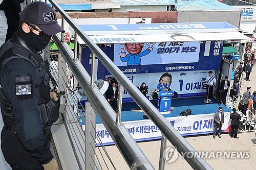 경비 삼엄한 이재명 후보 유세장(구미=연합뉴스) 김주성 기자 = 더불어민주당 이재명 대선 후보의 대구·경북(TK) 지역 유세가 열린 13일 경북 구미시 구미역광장에서 경찰특공대원들이 경호·경비 활동을 하고 있다. 2025.5.13 utzza@yna.co.kr