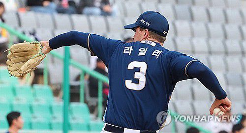 NC 선발 투수 라일리(인천=연합뉴스) 임순석 기자 = 13일 인천 SSG랜더스필드에서 열린 프로야구 2025 신한 SOL 뱅크 KBO리그 NC 다이노스와 SSG 랜더스의 경기. NC 선발 투수 라일리가 역투하고 있다. 2025.5.13 soonseok02@yna.co.kr