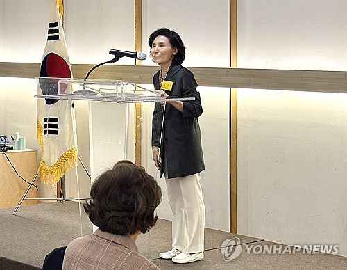 인사말 하는 설난영 여사(서울=연합뉴스) 국민의힘 김문수 후보의 배우자 설난영 여사가 14일 서울 더 리버사이트 호텔에서 열린 대한민국을 생각하는 호남미래포럼 조찬회에 참석해 인사말하고 있다. 2025.5.14 [독자 제공. 재판매 및 DB 금지] photo@yna.co.kr