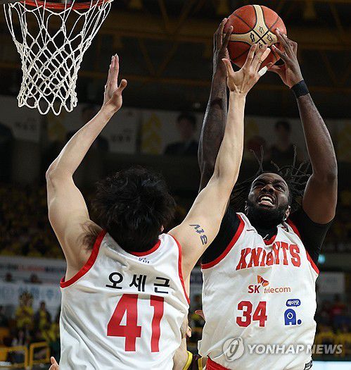 SK 워니 '리바운드'(창원=연합뉴스) 김동민 기자 = 15일 경남 창원체육관에서 열린 2024-2025시즌 프로농구 창원 LG 세이커스와 서울 SK 나이츠의 챔피언결정전 6차전 경기. SK 자밀 워니가 리바운드하고 있다. 2025.5.15 image@yna.co.kr