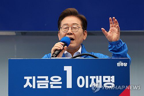 광주 집중유세에서 지지 호소하는 이재명 후보(광주=연합뉴스) 황광모 기자 = 더불어민주당 이재명 대선후보가 17일 광주광역시 서구 김대중컨벤션센터 광장에서 열린 집중 유세에서 지지를 호소하는 연설을 하고 있다. 2025.5.17 [공동 취재] hkmpooh@yna.co.kr