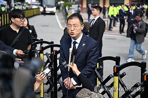 5·18 묘지 앞에서 입당 기자회견(광주=연합뉴스) 천정인 기자 = 무소속 김상욱 국회의원이 18일 광주 북구 운정동 국립 5·18 민주묘지 민주의문 앞에서 더불어민주당 입당 기자회견을 하고 있다. 2025.5.18 [공동취재] iny@yna.co.kr