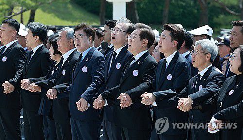 임을 위한 행진곡 제창하는 대선 후보들(광주=연합뉴스) 홍해인 기자 = 18일 광주광역시 북구 국립 5·18민주묘지에서 열린 5·18민주화운동 45주년 기념식에서 정부인사와 대선후보들이 '임을 위한 행진곡'을 제창하고 있다.     왼쪽부터 조규연 5.18민주화운동부상자회장, 이주호 대통령 권한대행 부총리 겸 교육부 장관, 강정애 국가보훈부 장관, 윤남식 5.18민주화운동공로자회장, 우원식 국회의장, 김형두 헌재소장 권한대행, 더불어민주당 이재명 대선후보, 개혁신당 이준석 대통령 후보, 민주노동당 권영국 대선 후보. 2025.5.18 hihong@yna.co.kr