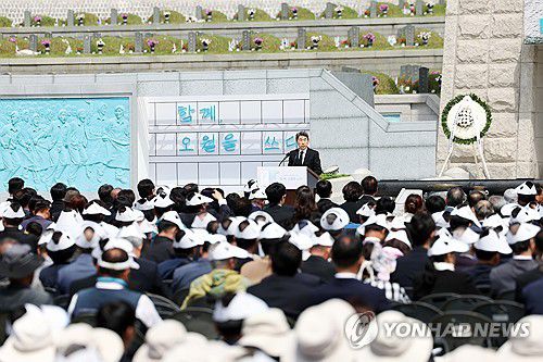 5·18 기념사하는 이주호 권한대행(광주=연합뉴스) 천정인 기자 = 제45주년 5·18 민주화운동 기념식이 열린 18일 오전 광주 북구 운정동 국립 5·18 민주묘지에서 이주호 대통령 권한대행 부총리 겸 교육부 장관이 기념사를 하고 있다. 2025.5.18 iny@yna.co.kr