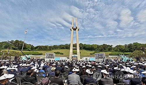 제45주년 5·18 기념식 엄수(광주=연합뉴스) 천정인 기자 = 18일 오전 광주 북구 5·18 민주묘지에서 제45주년 5·18 민주화운동 기념식이 엄수되고 있다. 2025.5.18 [공동취재] iny@yna.co.kr