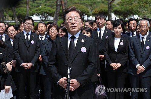 5·18 광주민주화운동 45주년 기념식 마치고 인터뷰 하는 이재명 후보(광주=연합뉴스) 황광모 기자 = 더불어민주당 이재명 대선후보가 18일 광주광역시 북구 국립 5·18민주묘지에서 열린 5·18민주화운동 45주년 기념식에 참석한 뒤 취재진과 만나 인터뷰 하고 있다. 2025.5.18 [공동 취재] hkmpooh@yna.co.kr