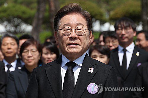 개헌 입장 공개 관련 질문에 답하는 이재명 후보(광주=연합뉴스) 황광모 기자 = 더불어민주당 이재명 대선후보가 18일 광주광역시 북구 국립 5·18민주묘지에서 열린 5·18민주화운동 45주년 기념식에 참석한 뒤 취재진과 만나 이날 발표한 개헌 관련 입장에 대한 질문에 답하고 있다. 2025.5.18 [공동 취재] hkmpooh@yna.co.kr