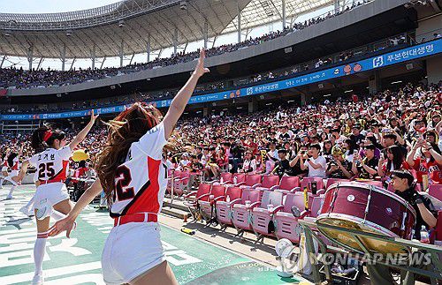 5·18민주화운동 기념일에도 치어리더 응원전(광주=연합뉴스) 조남수 기자 = 제45주년 5·18민주화운동 기념일인 18일 광주기아챔피언스필드에서 열린 프로야구 두산 베어스와 KIA 타이거즈의 경기에서 관중들이 소리쳐 선수들을 응원하고 있다. 그동안 5월 18일 광주 경기에서는 5ㆍ18민주화운동 희생자를 추모하는 뜻으로 구단은 응원단(응원가, 앰프, 치어리딩)을 운영하지 않았고 팬들 또한 응원을 자제해 왔다. 2025.5.18 iso64@yna.co.kr