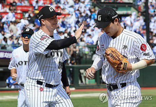 무실점 데이비슨 동료들 격려(부산=연합뉴스) 강선배 기자 = 18일 부산 사직야구장에서 열린 프로야구 2025 신한 SOL 뱅크 KBO리그 삼성 라이온즈와 롯데 자이언츠의 경기. 4회 초 무실점으로 수비를 마친 롯데 데이비슨이 동료들을 격려하고 있다. 2025.5.18 sbkang@yna.co.kr