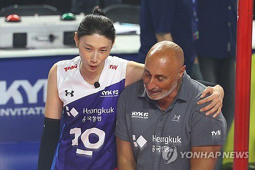 김연경, 아본단자 감독과 함께(인천=연합뉴스) 서대연 기자 = 2024-2025시즌을 끝으로 현역 생활을 마친 '배구 여제' 김연경이 18일 인천 삼산월드체육관에서 열린 여자배구 세계올스타전 'KYK 인비테이셔널 2025'에서 경기를 마친 뒤 마르첼로 아본단자 감독과 인사를 나누고 있다. 2025.5.18 dwise@yna.co.kr