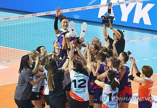 세계 올스타 선수들의 헹가래 받는 김연경(인천=연합뉴스) 서대연 기자 = 2024-2025시즌을 끝으로 현역 생활을 마감한 '배구 여제' 김연경이 18일 인천 삼산월드체육관에서 열린 여자배구 세계올스타전 'KYK 인비테이셔널 2025'에서 경기가 종료된 뒤 세계 올스타 선수들로부터 헹가래를 받고 있다. 2025.5.18 dwise@yna.co.kr