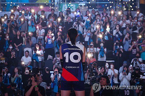 우리의 전설을 위해(인천=연합뉴스) 서대연 기자 = 18일 인천 삼산월드체육관에서 열린 여자배구 세계올스타전 'KYK 인비테이셔널 2025'에서 경기가 끝난 뒤 '배구 여제' 김연경이 무대에 오르자 관중들이 스마트폰 조명을 비추고 있다. 2025.5.18 dwise@yna.co.kr