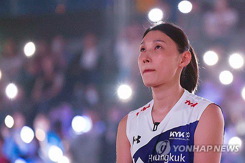 라스트댄스 마친 김연경(인천=연합뉴스) 서대연 기자 = 배구 김연경이 18일 인천 삼산월드체육관에서 열린 여자배구 세계올스타전 'KYK 인비테이셔널 2025'에서 경기가 종료된 뒤 자신의 영상을 보고 있다. 2025.5.18 dwise@yna.co.kr