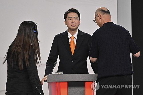 토론회 앞둔 이준석 후보(서울=연합뉴스) 개혁신당 이준석 대선후보가 18일 서울 마포구 상암동 SBS 프리즘센터 스튜디오에서 열린 제21대 대선 1차 후보자 토론회를 준비하고 있다. 2025.5.18 [국회사진기자단] photo@yna.co.kr