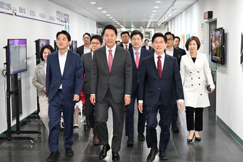 '약자와 동행하는 서울' 토론회 입장하는 오세훈 시장(서울=연합뉴스) 오세훈 서울시장이 19일 서울시청에서 열린 '약자와 동행하는 서울 토론회'에 개혁신당 이준석 대선 후보(왼쪽에서 첫 번째), 국민의힘 김문수 대선 후보(왼쪽에서 세 번째)와 입장하고 있다. 2025.5.19 [서울시 제공. 재판매 및 DB 금지]