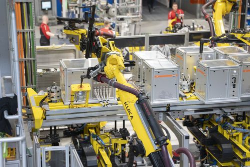 메리지 공정을 검사하는 '테스팅 GMT'[포르쉐 제공. 재판매 및 DB 금지]