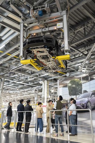 취재진 머리 위로 지나가는 차량[포르쉐 제공. 재판매 및 DB 금지]