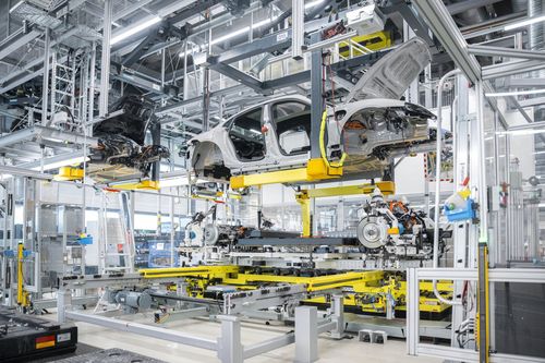 추펜하우젠 공장에서 리프트에 매달려있는 차량[포르쉐 제공. 재판매 및 DB 금지]