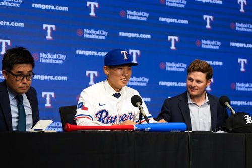 기자회견에 나선 김성준기자회견에서 인터뷰하는 김성준과 해밀턴 와이스(오른쪽) MLB 텍사스 국제 스카우트 이사, 박광민(왼쪽) 텍사스 국제 스카우트. [텍사스 레인저스 제공. 재판매 및 DB 금지]