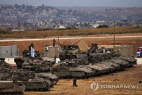 가자 국경에 집결한 이스라엘 탱크[AP=연합뉴스 자료사진. 재판매 및 DB금지]
