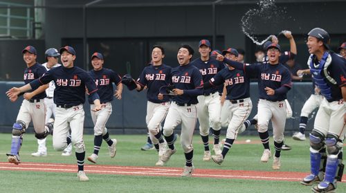 55년 만에 황금사자기 전국고교야구대회 우승 차지한 성남고 (서울=연합뉴스) 19일 서울 양천구 목동야구장에서 열린 황금사자기 결승전에서 성남고 선수들이 우승한 뒤 더그아웃에서 나와 기뻐하고 있다. [동아일보 제공. 재판매 및 DB 금지]
