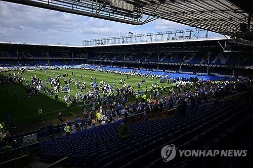 에버턴의 마지막 홈 경기가 끝난 뒤 구디슨 파크 잔디로 몰려나온 관중들[AFP=연합뉴스]