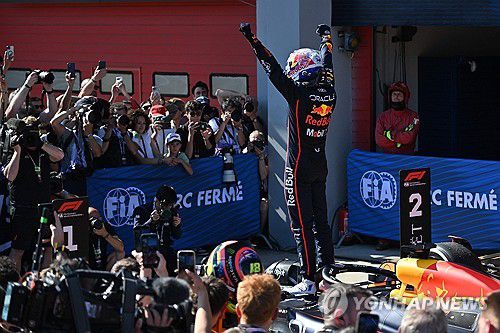 머신 위에서 우승을 기뻐하는 막스 페르스타펀[AFP=연합뉴스]