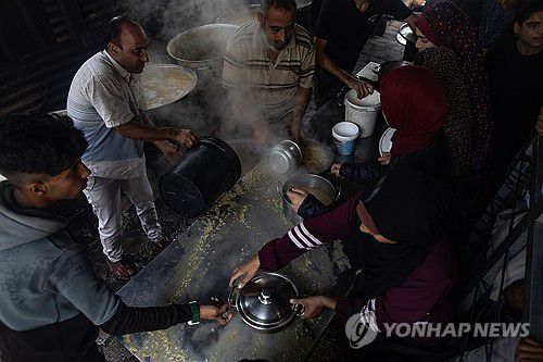 가자지구 굶주림 위기 고조(EPA 연합뉴스) 19일(현지시간) 가자지구에서 팔레스타인 피란민들이 식량 배급을 받고 있다. 2025.5.19 photo@yna.co.kr