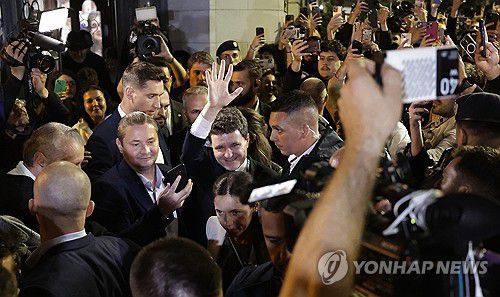 지지자 환호에 화답하는 니쿠쇼르 단 루마니아 대통령 당선자[EPA=연합뉴스 자료사진. 재판매 및 DB 금지]