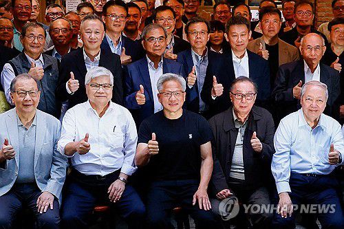 만찬 행사에서 기념 사진 촬영 중인 젠슨 황 엔비디아 CEO와 TSMC 고위급 관계자들[로이터 연합뉴스 자료사진. 재판매 및 DB 금지]