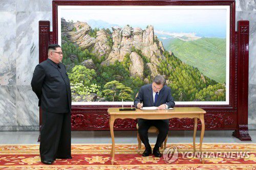 2차 남북정상회담 방명록 쓰는 문재인 대통령(서울=연합뉴스) 문재인 대통령이 26일 오후 판문점 북측 통일각에서 열린  남북정상회담에서 방명록에 글을 남기고 있다. 김정은 북한 국무위원장이 지켜보고 있다. 2018.5.27 [청와대=연합뉴스] scoop@yna.co.kr