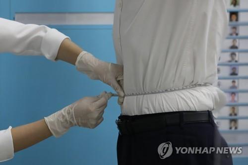 허리둘레 측정[연합뉴스 자료사진]