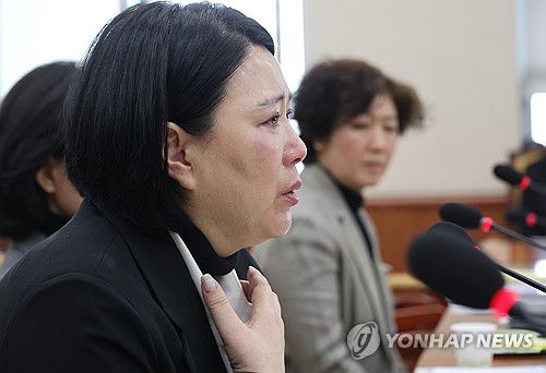 발언하는 고 오요안나씨의 어머니(서울=연합뉴스) 박동주 기자 = 18일 서울 여의도 국회에서 고 오요안나 MBC 기상캐스터 사망 사건 관련 긴급 현안 질의 등을 위해 열린 과학기술정보방송통신위원회 전체회의에서 고 오요안나씨의 어머니인 장연미 씨가 발언하고 있다. 2025.4.18 pdj6635@yna.co.kr