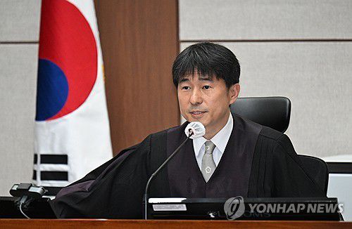 지귀연 부장판사(서울=연합뉴스) 지귀연 부장판사가 21일 서울 서초구 서울중앙지법에서 열린 윤석열 전 대통령 내란 우두머리 혐의 형사재판 2차 공판에서 취재진들의 퇴장을 명령하고 있다. 2025.4.21 [사진공동취재단] photo@yna.co.kr