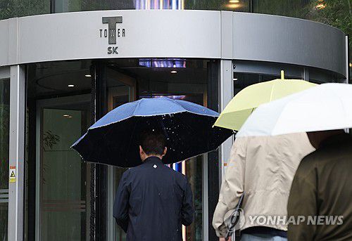 SKT 해킹에 이용자 개인정보 유출 가능성(서울=연합뉴스) 서명곤 기자 = SK텔레콤이 이용자 개인정보에 대한 해킹 공격을 받아 관계 당국이 비상대책반을 구성했다. 22일 SK텔레콤은 지난 19일 오후 11시 40분께 해커에 의한 악성 코드로 이용자 유심(USIM)과 관련한 일부 정보가 유출된 정황을 확인했다고 밝혔다. 이날 서울 중구 SK텔레콤 본사 모습. 2025.4.22 seephoto@yna.co.kr