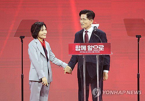 아내 소개하는 김문수 후보(고양=연합뉴스) 박동주 기자 = 국민의힘 대선 후보로 선출된 김문수 후보가 3일 경기 고양시 킨텍스에서 열린 국민의힘 전당대회에서 아내 설난영 씨를 소개하고 있다. 2025.5.3 pdj6635@yna.co.kr
