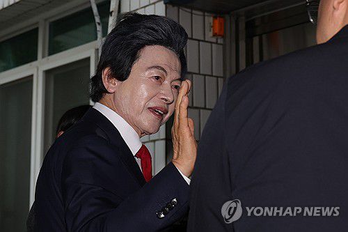 구속 갈림길에 놓인 허경영(의정부=연합뉴스) 임병식 기자 = 16일 오후 경기도 의정부시 가능동 의정부지방법원에서 사기와 정치자금법 위반, 준강제추행 등의 혐의를 받는 허경영 국가혁명당 명예대표가 구속 전 피의자심문에 앞서 취재진 질문에 답변하고 있다. 2025.5.16 andphotodo@yna.co.kr