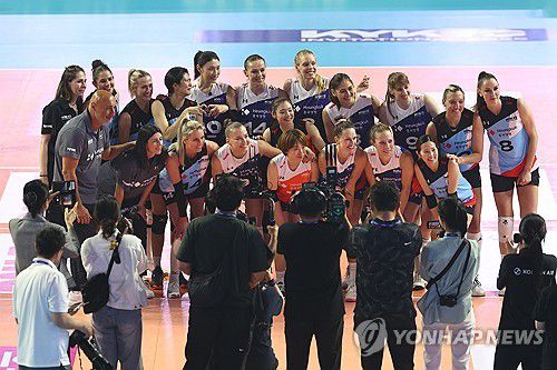 올스타 선수들과 기념사진 남기는 김연경(인천=연합뉴스) 서대연 기자 = 2024-2025시즌을 끝으로 현역 생활을 마친 '배구 여제' 김연경이 18일 인천 삼산월드체육관에서 열린 여자배구 세계올스타전 'KYK 인비테이셔널 2025'에서 경기가 끝난 뒤 선수들과 기념 촬영을 하고 있다. 2025.5.18 dwise@yna.co.kr